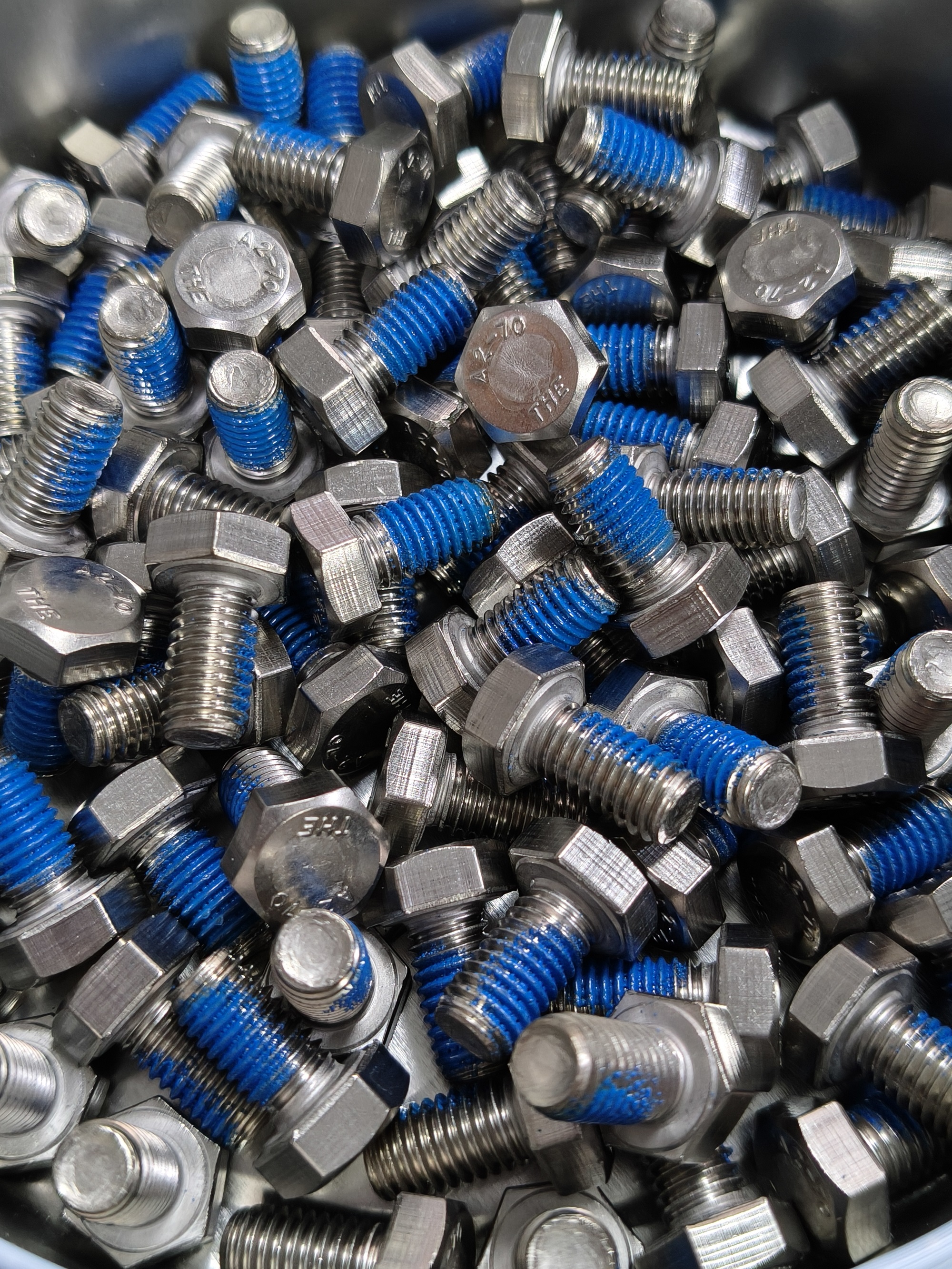 Tại sao keo khóa ren được phân loại thành keo hóa học và keo nylon?